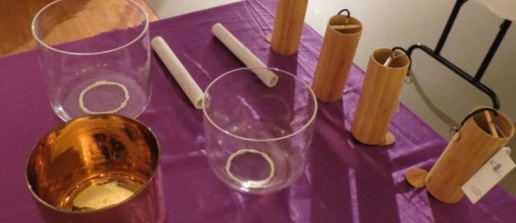 Les bols de cristal et les carillons accompagnent le chant vibratoire.