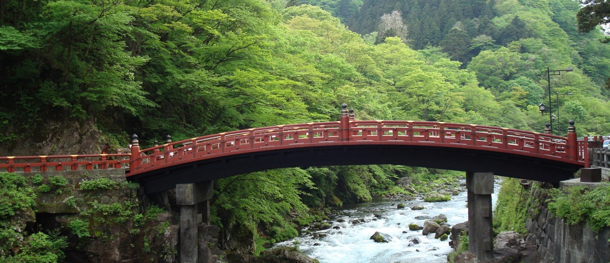 Traversez le pont qui vous relie pour rejoindre l'autre et demeurez prsent  lui  elle